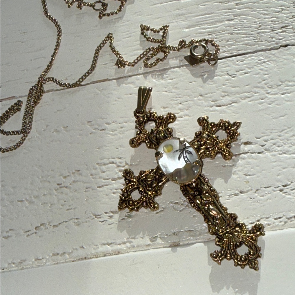 Sarah Coventry gold toned chain with Elegant Gold Cross Pendant mother of pearl